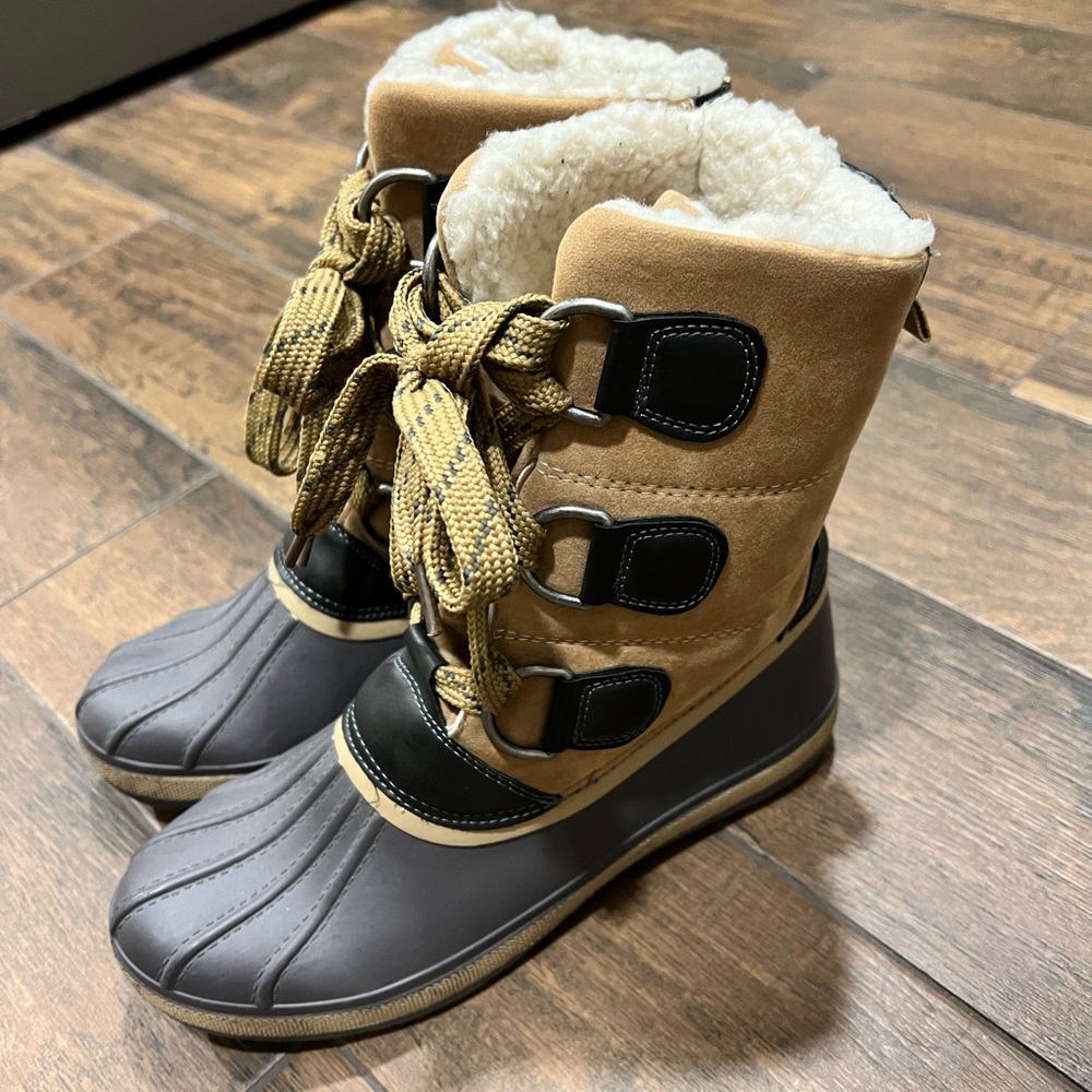 Women’s cozy snow boots